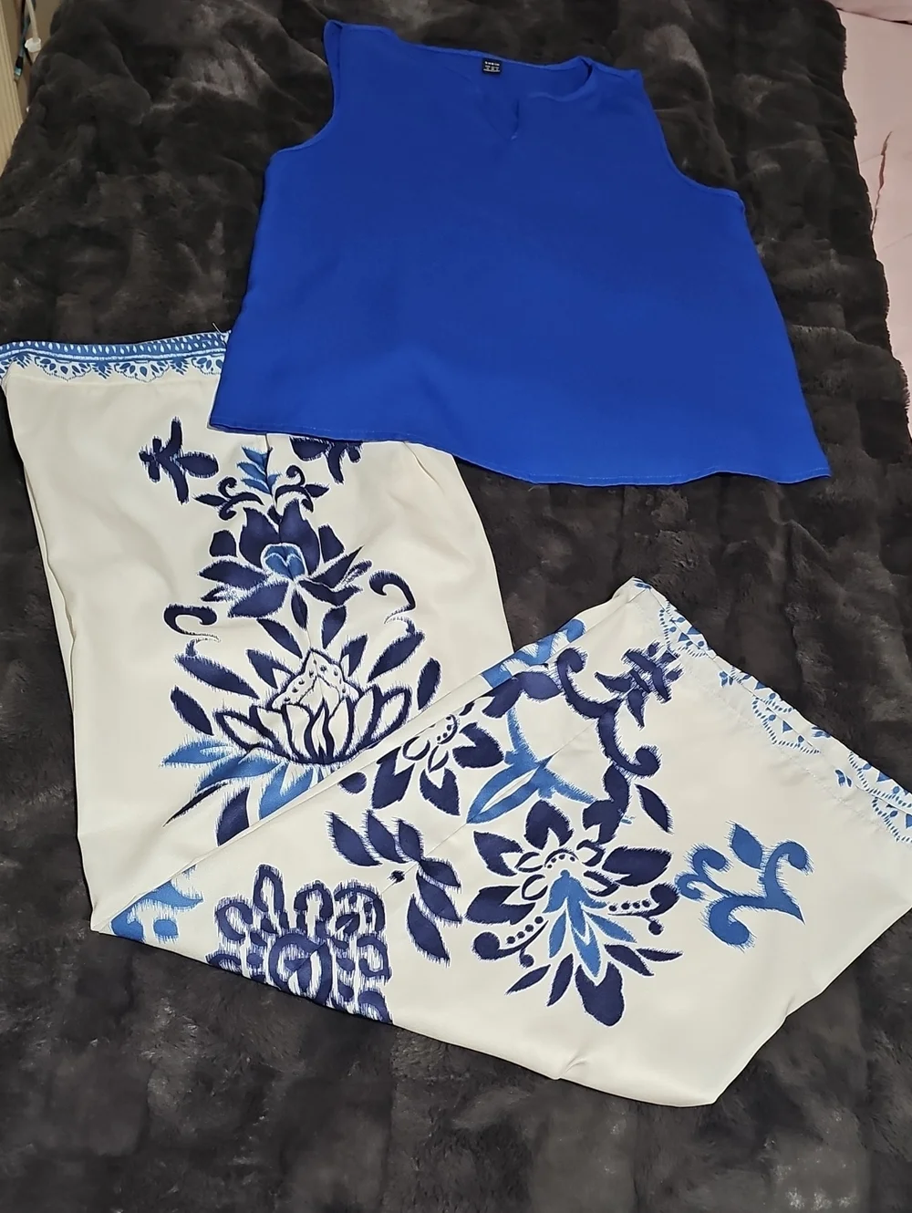 SHEIN Royal Blue Crop Tank & White Wide-Leg Floral Pants Set
